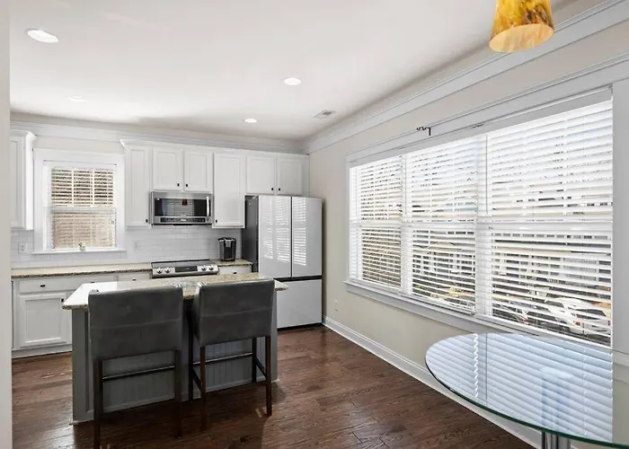 3Br/3.5Bath Uptown Aloft House.
